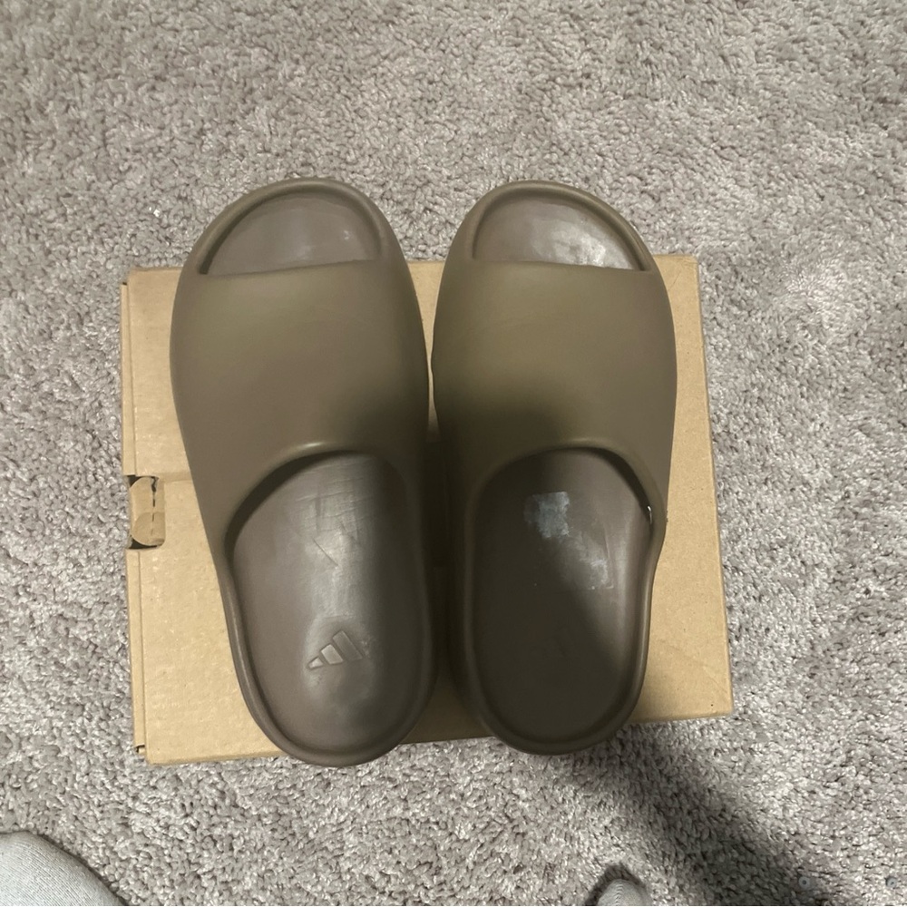 yeezy slide, earth brown color way - Picture 4 of 10